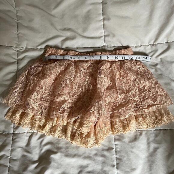 Vintage Y2K Peach Pink Tiered Lace Mini Shorts with Pockets from Cecil McBee - Picture 3 of 8